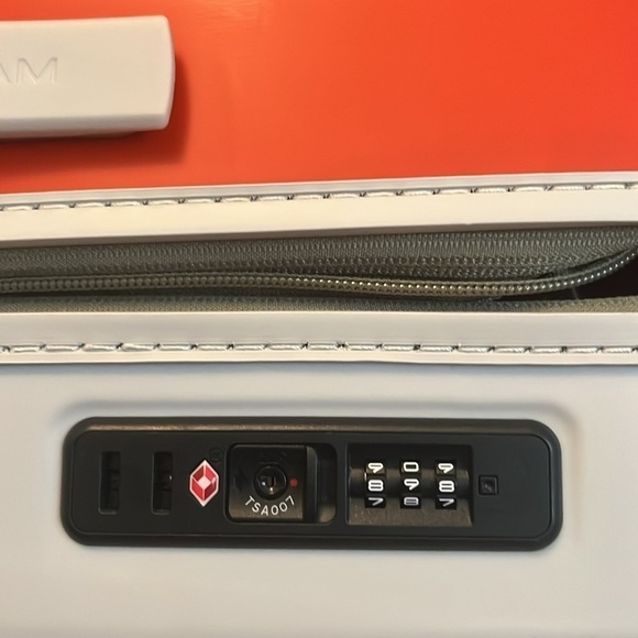 Roam Expandable Large Carry-On Luggage Suitcase - Picture 5 of 7